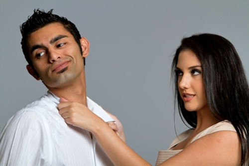 Miệng hẹp, trán vồ, da men mét. Phàm trai vị thành niên có khuôn mặt đầy thịt, màu da men mét và miệng thì hẹp, trán lại vồ, ắt khi lấy vợ sẽ hà khắc. Do đó cuộc tình sẽ không bền bỉ, đời sống vật chất cũng chật vật. Sinh con trai, gái đều ko nhờ được, duyên nợ phải hai ba lần đổi thay đến lần cuối mới tạm ổn.