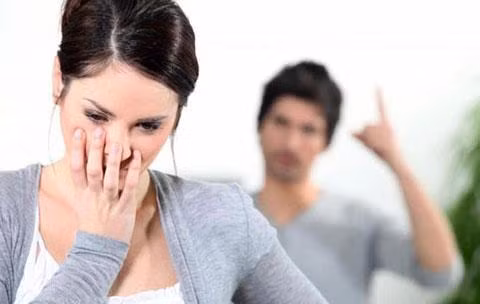 Bất kỳ phụ nữ nào cũng luôn mong muốn mình sẽ tìm được một đấng lang quân tốt, yêu vợ thương con. Nếu lấy phải người chồng khắc vợ thì dẫn đến vợ chồng sẽ xung đột, gia đạo sóng gió, ít khi có hạnh phúc thậm chí còn xảy ra những điều không tốt cho công việc, sức khỏe hoặc sinh mạng của người vợ, vợ chồng chia ly hay đứt đoạn. Sau đây là 7 tướng mặt đàn ông sát vợ theo quan điểm của nhân tướng học.