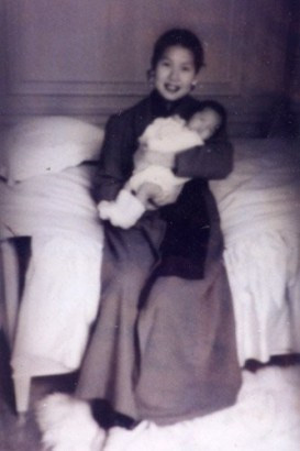 Chính vì thế tuy không phải là người đàn bà đầu tiên và cuối cùng trong cuộc đời Bảo Đại nhưng bà Mộng Điệp vẫn là một thứ phi chân chính mà ông hoàng này có được. Ảnh: Mộng Điệp và công chúa đầu lòng với vua Bảo Đại.