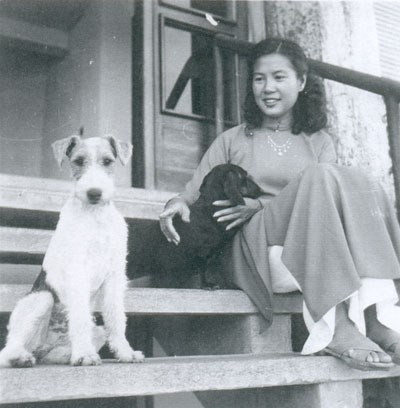 Dù sau này không còn sống cùng Bảo Đại nhưng bà Mộng Điệp vẫn chăm lo việc thờ cúng tổ tiên nhà Nguyễn, đúng với phận sự của một vương phi thực sự. Ảnh: Thứ phi tại Tây Nguyên.