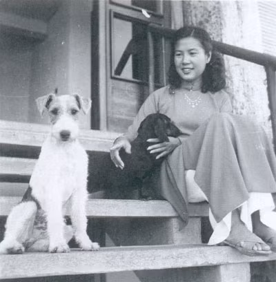 Dù sau này không còn sống cùng Bảo Đại nhưng bà Mộng Điệp vẫn chăm lo việc thờ cúng tổ tiên nhà Nguyễn, đúng với phận sự của một vương phi thực sự. Ảnh: Thứ phi tại Tây Nguyên.