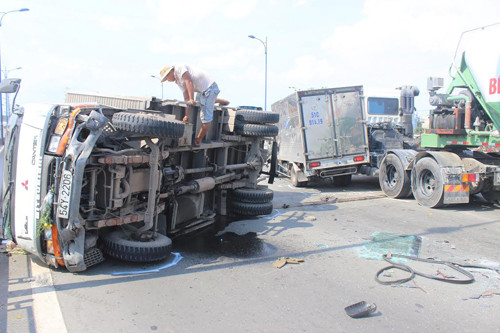 Hiện trường vụ tai nạn giữa 3 xe tải gây náo loạn cửa ngõ Sài Gòn