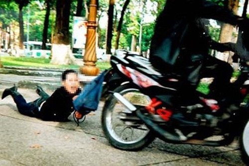 TP HCM: Bat 3 ke tao ton dung roi dien cuop giua ban ngay