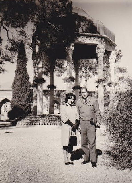 Đôi vợ chồng chụp ảnh khi họ mới tới Shiraz năm 1963 để bắt đầu một cuộc sống mới.