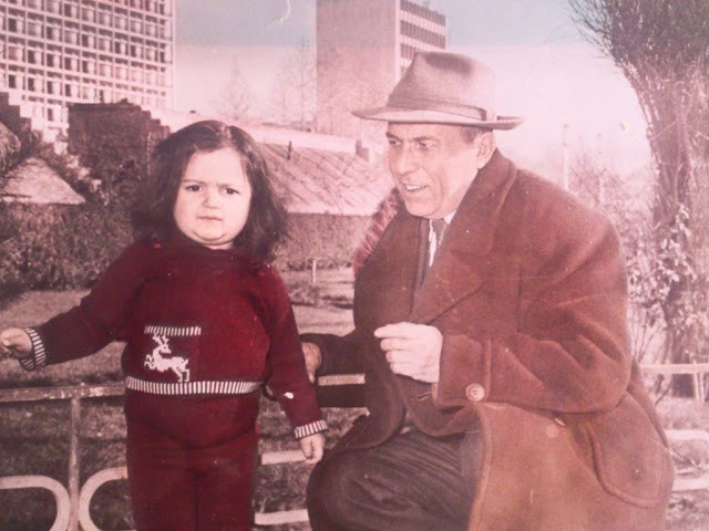 Ông và cháu gái tên Parastoo đi chơi công viên vào mùa đông năm 1965.