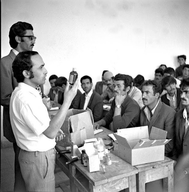 Các viên chức nhà nước đang hướng dẫn các nông dân về công thú y.