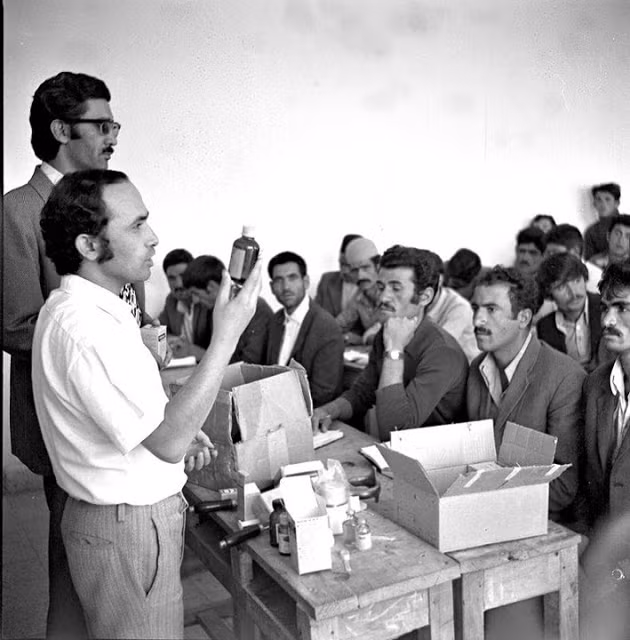 Các viên chức nhà nước đang hướng dẫn các nông dân về công thú y.