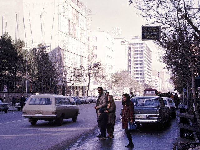 Khung cảnh ở Đại lộ Takht-e Jamshid ở Tehran năm 1970. Sau Cách mạng Hồi giáo, đại lộ này được đổi tên thành Taleghani.