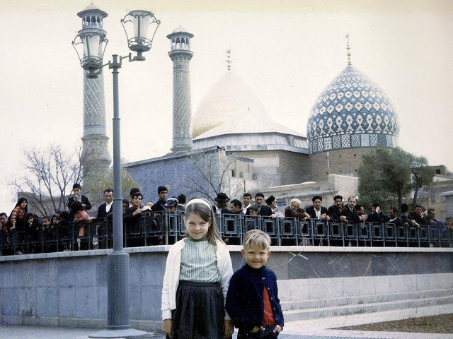 Hai em bé người Mỹ ở Isfahan năm 1963. Đằng sau, có nhiều người cũng đang hướng ánh nhìn về phía các em.