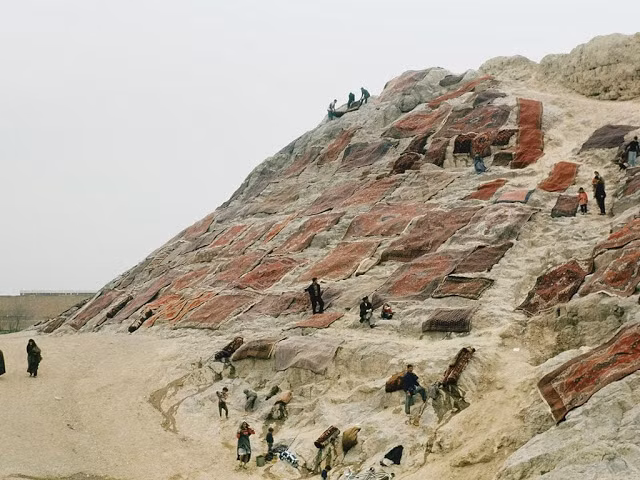 Hàng loạt thảm phơi ở Shahr-e Ray.