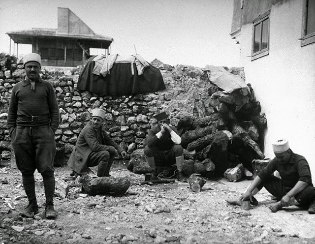 Lúc ngồi nghỉ ngơi của bốn kỹ sư sang Syria đóng quân. Họ có thể thuộc biên chế của lực lượng viễn chinh Pháp.