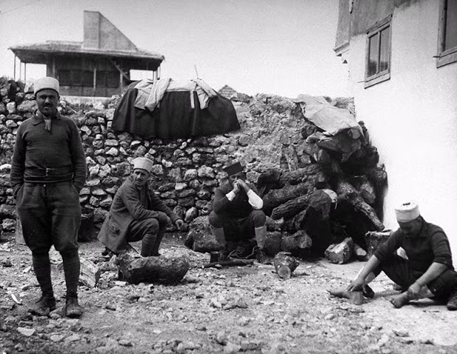 Lúc ngồi nghỉ ngơi của bốn kỹ sư sang Syria đóng quân. Họ có thể thuộc biên chế của lực lượng viễn chinh Pháp.