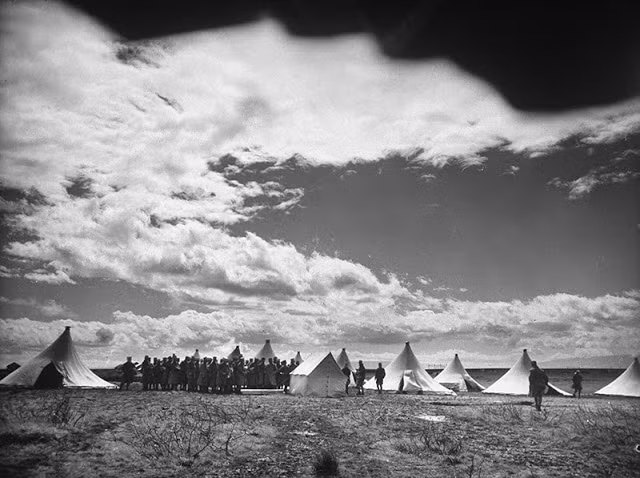 Một binh đoàn lê dương Pháp dựng lều ở một tiền đồn gần Homs, Syria.