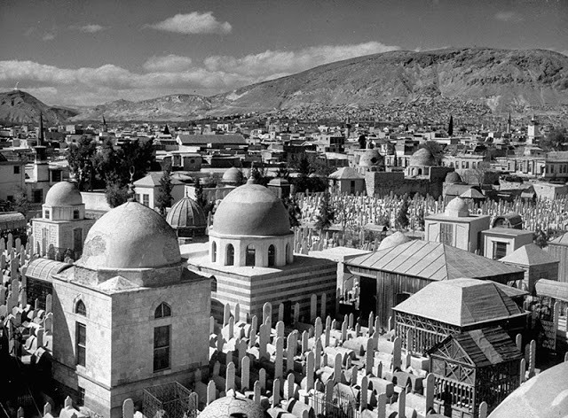 Đây là bộ ảnh hiếm ghi lại tình hình ở Damascus, Homs, Aleppo cùng các thành phố thị trấn khác của đất nước Syria giữa tâm điểm Chiến tranh Thế giới 2. Trong ảnh, thành phố Damascus bình yên năm 1940.