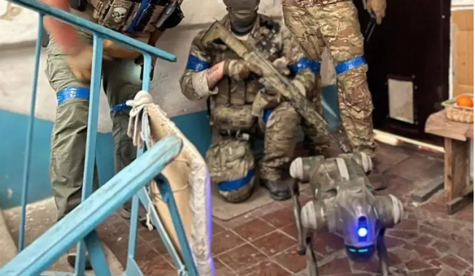 Tờ Bild của Đức mới đăng tải một bài báo có tựa đề “Chó robot đang tìm kiếm lính Nga”. Theo tờ báo, Lực lượng Vũ trang Ukraine sử dụng hơn 30 chó robot BAD.2 do Công ty Brit Alliance của Anh sản xuất. Người đầu tiên thử nghiệm chúng là các chiến sĩ của Lữ đoàn 28.