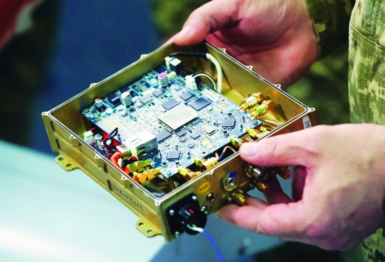 Quân đội Nga cũng đã chiếm được một số lượng lớn vũ khí của NATO trên chiến trường, bao gồm xe tăng M1A1 bị bỏ rơi và hỏng, xe chiến đấu bộ binh M2 Bradley và xe tăng Leopard 2. Đây là điều mà Mỹ không muốn thấy, khi nhiều huyền thoại về vũ khí của phương Tây đang lần lượt bị đập tan trên chiến trường.