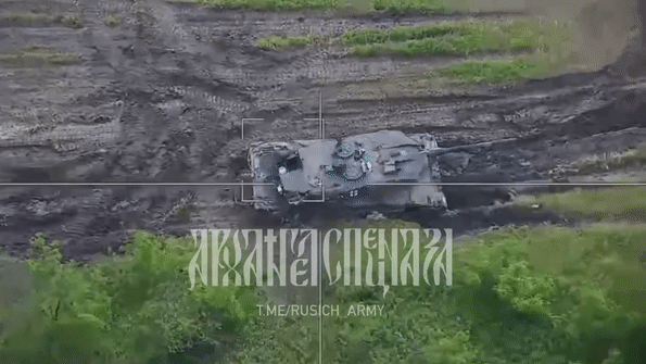 UAV tự sát lảng vảng tốc độ cao Lancet, có trang bị trí tuệ nhân tạo của Nga thậm chí có thể tự động tìm kiếm mục tiêu, tìm ra các điểm yếu trên vũ khí phương Tây để tấn công. Xe tăng M1A1 do Mỹ sản xuất nặng 60 tấn, toàn thân được bọc giáp composite; nhưng điểm yếu lớn nhất là khớp nối giữa phía dưới tháp pháo và khung xe.