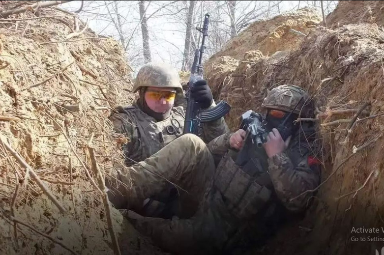 Quân đội Nga đang tấn công từ nhiều hướng và muốn chia cắt hơn 3.000 quân phòng ngự Ukraine, để tiến hành một trận tiêu diệt quy mô lớn. Cả quân Nga và Ukraine trên chiến trường tiến rất chậm, chiều sâu trận đánh rất nông, nên khó có thể cắt đứt đường rút lui của nhóm quân hạng nặng của đối phương.