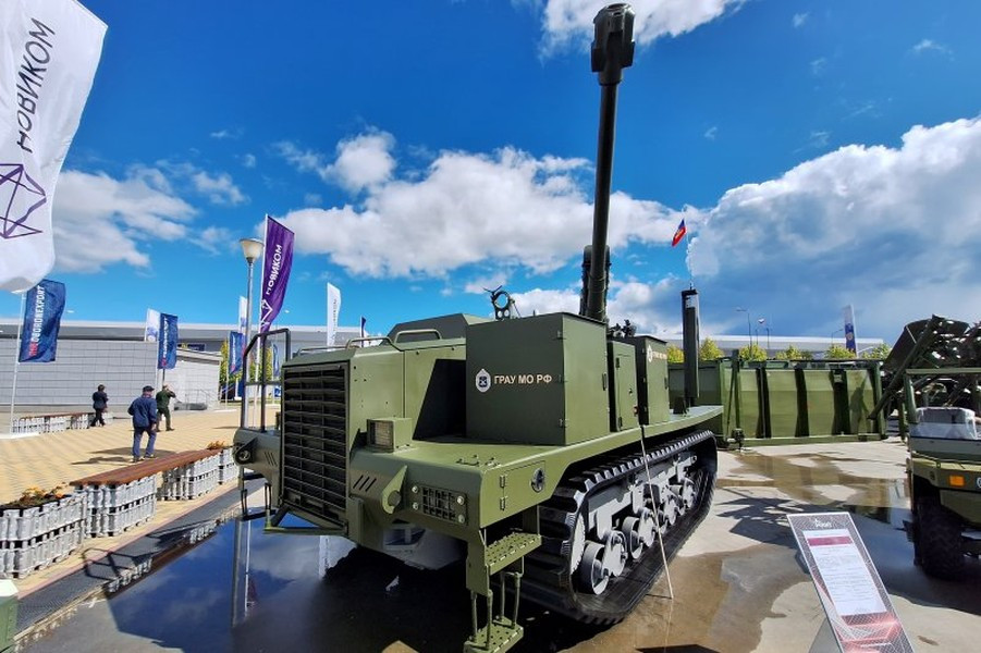 Hệ thống pháo tự hành bánh xích robot hóa trên khung gầm MTS-15 Klever được kỳ vọng sẽ giải quyết vấn đề này khi nhấn mạnh khả năng cơ động, hỏa lực cao và đặc biệt là không có người trực tiếp điều khiển bên trong.