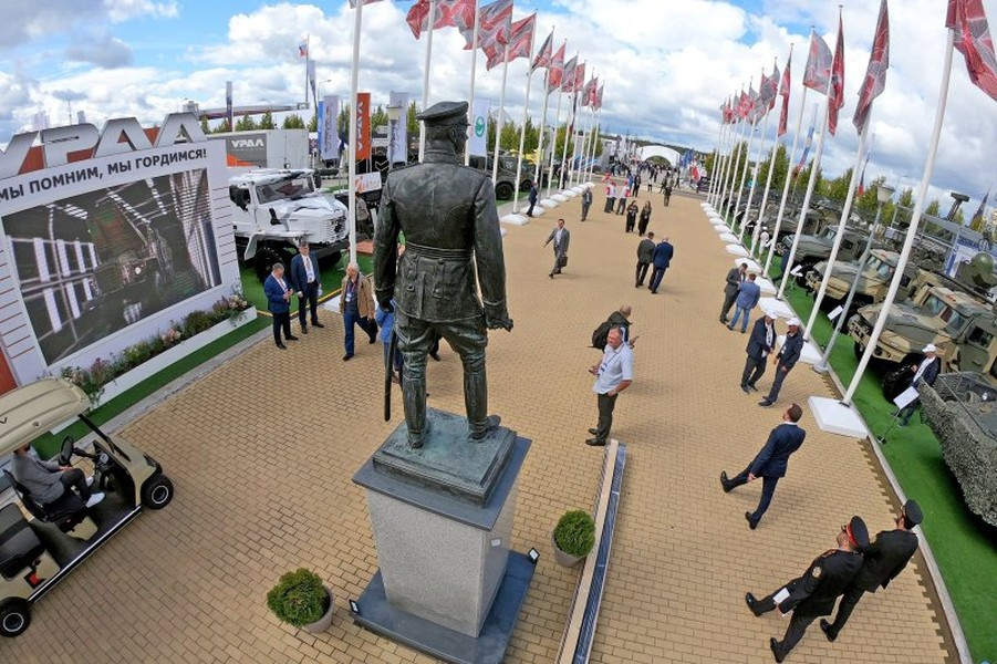 Hiện tại đơn vị phát triển vũ khí trên vẫn chưa được biết. Điều đáng chú ý là tại Diễn đàn Army 2024 có sự tham gia của một số lượng lớn doanh nghiệp "công nghiệp quốc phòng tư nhân", triển lãm lần này cũng không mở cửa rộng rãi cho khách tham quan như những năm trước.