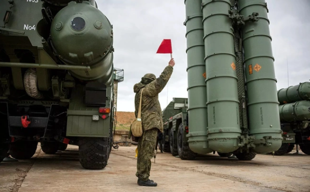 Hệ thống có thể đồng thời theo dõi và tấn công tới 10 mục tiêu đạn đạo di chuyển với tốc độ lên tới 7 km mỗi giây. Nó được trang bị hệ thống radar và chỉ huy tiên tiến cho phép ưu tiên và tấn công nhiều mục tiêu trong môi trường đe dọa phức tạp. Hệ thống này cũng được thiết kế để hoạt động kết hợp với các hệ thống phòng không khác của Nga, chẳng hạn như S-400, S-300 hay Pantsir-S1, để tạo ra một mạng lưới phòng không nhiều lớp và tích hợp.