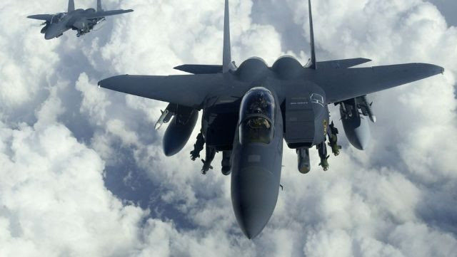 Ngoài ra, Bộ Ngoại giao Mỹ cũng đã chấp thuận bán 30 tên lửa không đối không tầm trung tiên tiến AIM-120C-8 (AMRAAM) và các thiết bị liên quan cho chính phủ Israel, với giá 102,5 triệu USD. Bên cạnh đó, Chính phủ Israel yêu cầu mua một bộ phận dẫn đường dự phòng, thùng chứa điều khiển của tên lửa AMRAAM, thiết bị thử nghiệm/lập trình lại đạn dược chung (CMBRE) và phụ tùng thay thế, cùng với các thiết bị khác.