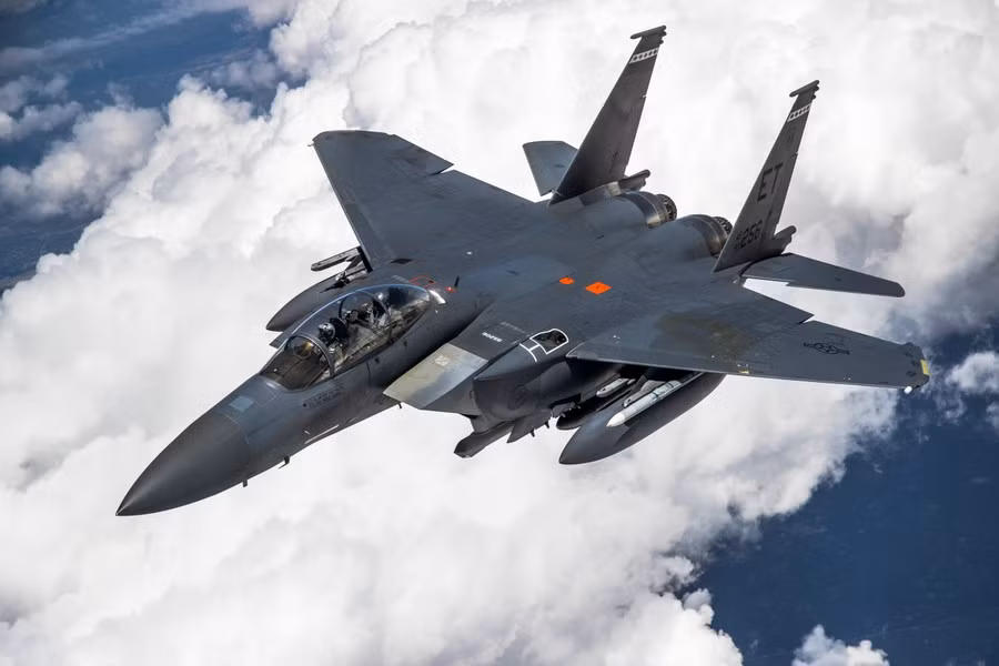 F-15EX có hệ thống điện tử hàng không tiên tiến, bao gồm radar mảng quét điện tử chủ động để phát hiện và theo dõi vượt trội. Hơn nữa, các hệ thống tác chiến điện tử tiên tiến của nó, như Hệ thống cảnh báo và khả năng sống sót thụ động/chủ động Eagle củng cố khả năng của nó trong môi trường có sự cạnh tranh.