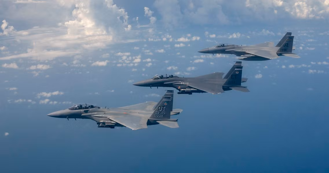 F-15EX có phạm vi hoạt động khoảng 1.200 hải lý (2.222 km) mà không cần tiếp nhiên liệu. Khoảng cách này có thể được kéo dài bằng cách tiếp nhiên liệu trên không, khiến nó trở nên hoàn hảo cho các nhiệm vụ tầm xa và duy trì sự hiện diện mạnh mẽ trong khu vực hoạt động. (Nguồn ảnh: USAF, Boeing, Getty Images, Jerry McGrath).