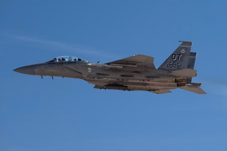 Hệ thống điều khiển của F-15EX cực kỳ tiên tiến, sử dụng công nghệ fly-by-wire thay thế hệ thống điều khiển bay cơ học cũ bằng hệ thống điện tử. Nâng cấp này có nghĩa là khả năng cơ động, ổn định và phản ứng tốt hơn, cho phép phi công thực hiện các thao tác phức tạp với độ chính xác cao hơn.