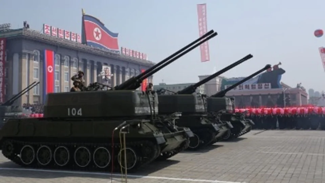 Các chuyên gia phân tích trên thế giới luôn thường trực câu hỏi đó là vai trò của ngành công nghiệp quốc phòng, cụ thể là việc sản xuất vũ khí có ý nghĩa quan trọng đến mức nào đối với nền kinh tế Triều Tiên, và triển vọng của ngành trong tương lai là gì?