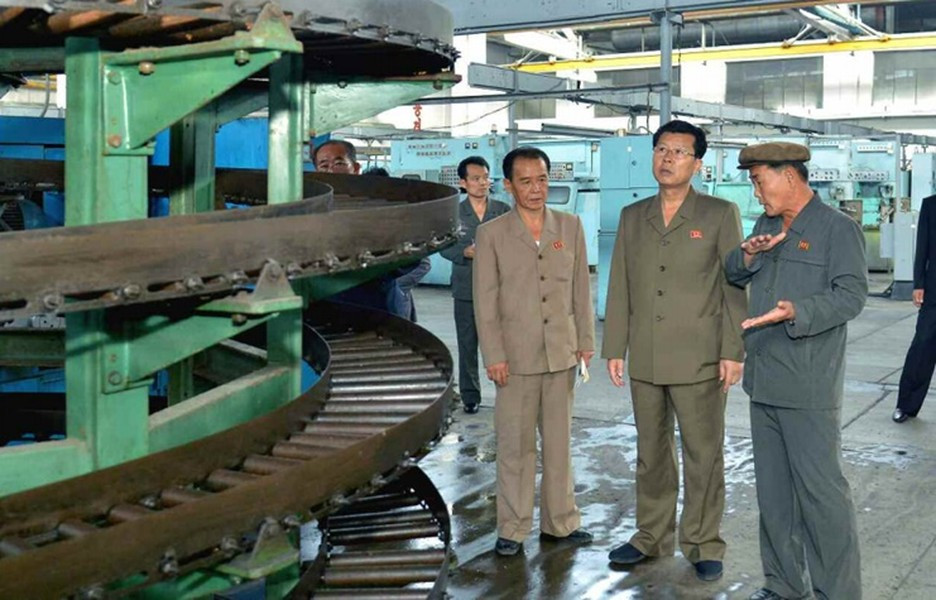 Cho đến trước thời điểm năm 2022, báo chí Triều Tiên không muốn quốc tế hướng sự chú ý vào các nhà máy chế tạo vũ khí của mình, và bất kỳ đơn vị nào thuộc tổ hợp công nghiệp quốc phòng, về lý thuyết đều được gọi là "doanh nghiệp sản xuất tổng hợp".