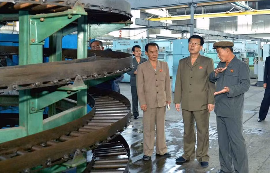 Cho đến trước thời điểm năm 2022, báo chí Triều Tiên không muốn quốc tế hướng sự chú ý vào các nhà máy chế tạo vũ khí của mình, và bất kỳ đơn vị nào thuộc tổ hợp công nghiệp quốc phòng, về lý thuyết đều được gọi là "doanh nghiệp sản xuất tổng hợp".