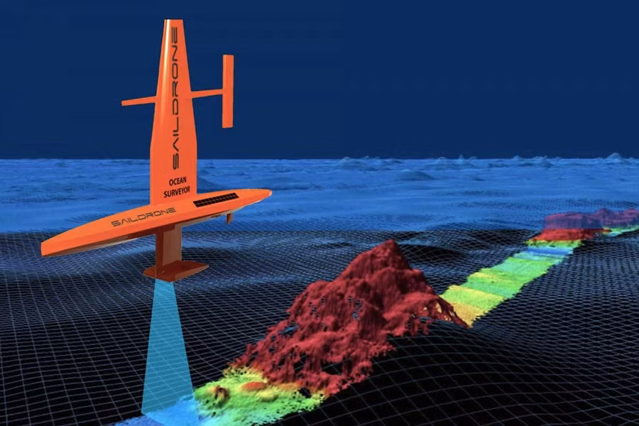 Nếu như Saildrone Surveyor chạy bằng động cơ diesel sử dụng hệ thống radar và camera tiên tiến, máy đo độ sâu và cảm biến thì Saildrone Voyager là đội tàu lai sử dụng năng lượng mặt trời và gió, đảm nhiệm chức năng tương tự.