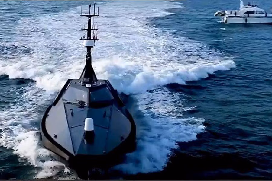 Trong sáng kiến Replicator của Lầu Năm góc được công bố vào tháng 8-2023, Bộ Quốc phòng Mỹ có kế hoạch đưa vào sử dụng hàng nghìn thiết bị không người lái giá rẻ trong 2 năm tiếp theo để chống lại các mối đe dọa trên bộ, trên không và trên biển.