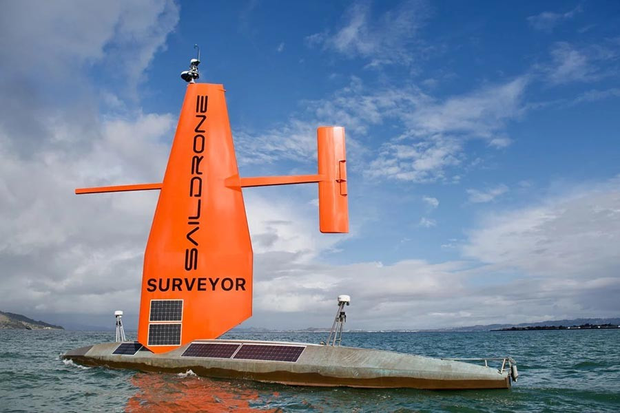 Cùng với đó, hãng Saildrone, chuyên chế tạo các phương tiện tự hành có trụ sở tại California có hợp đồng với Hải quân Mỹ sản xuất 3 biến thể Surveyor, Explorer và Voyager.