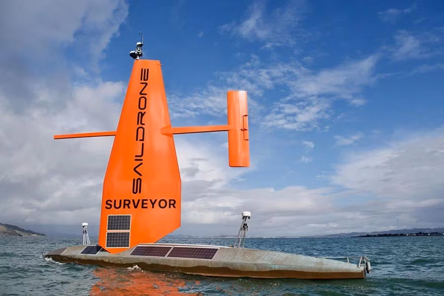 Cùng với đó, hãng Saildrone, chuyên chế tạo các phương tiện tự hành có trụ sở tại California có hợp đồng với Hải quân Mỹ sản xuất 3 biến thể Surveyor, Explorer và Voyager.