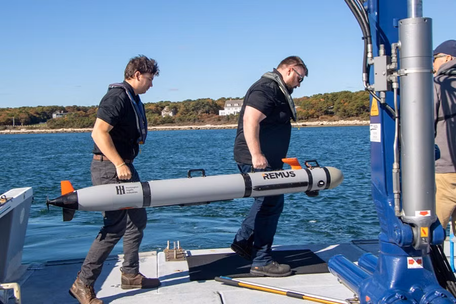 Remus 300 có thể đạt độ sâu lên tới 3.000m và hoạt động trong tối đa 30 giờ cho các nhiệm vụ bao gồm trinh sát và tác chiến chống tàu ngầm, cũng như quét mìn.