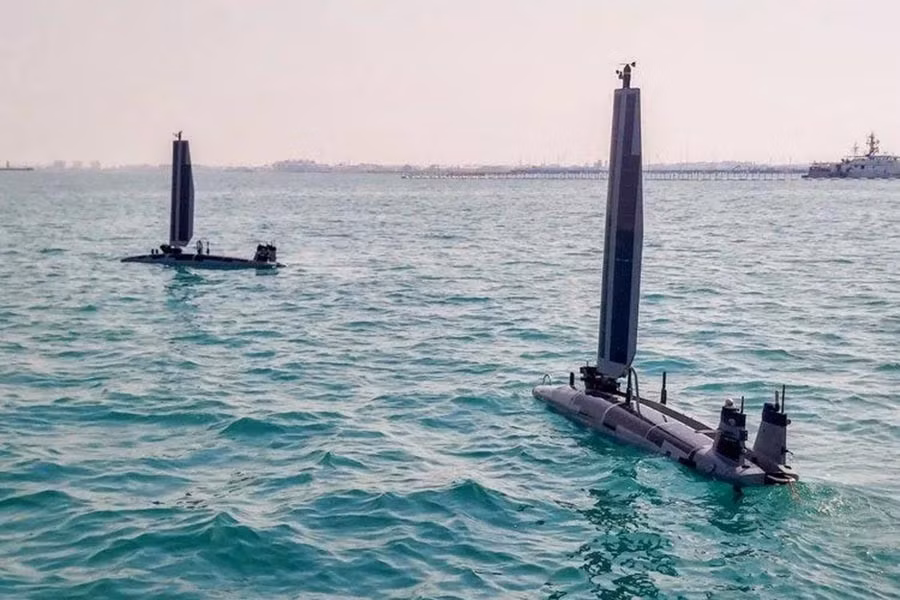 Trong số các sản phẩm đang thử nghiệm, có thể kể đến Triton của Ocean Aero, sử dụng pin sạc từ năng lượng mặt trời và gió, tự động vận hành tới 3 tháng.