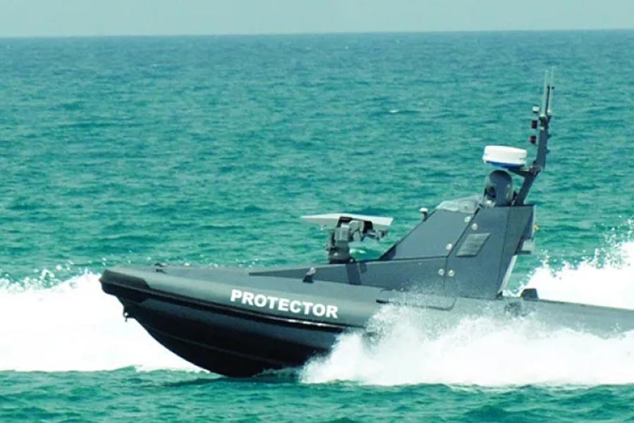 Hải quân Israel đã triển khai các phương tiện mặt nước không người lái (USV), bao gồm loại thuyền bơm hơi thân cứng có tên là Protector, để chặn các tàu của đối phương và bảo vệ bờ biển của mình.