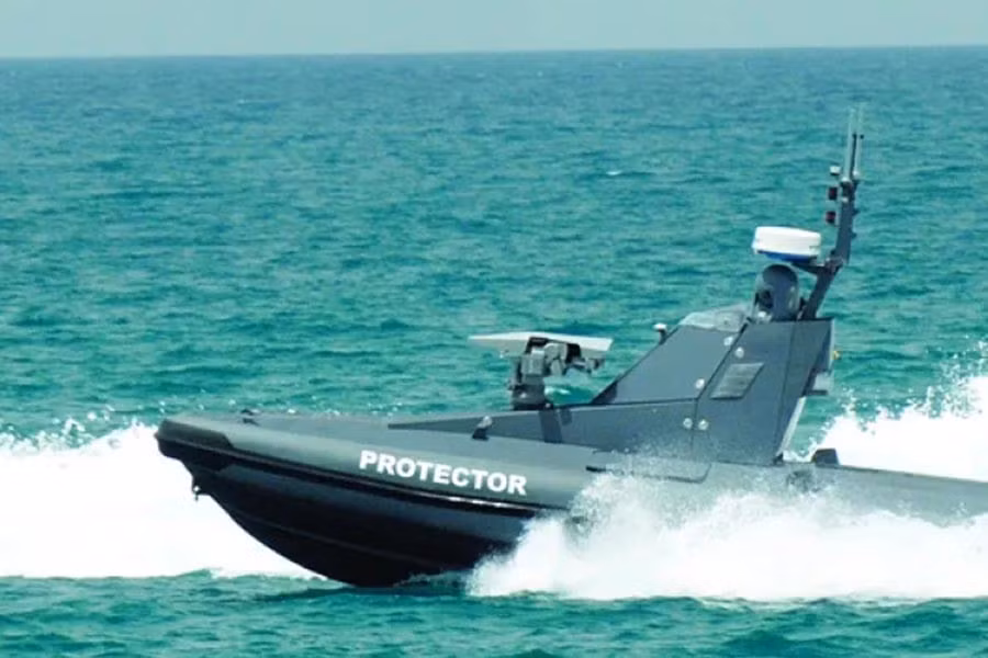 Hải quân Israel đã triển khai các phương tiện mặt nước không người lái (USV), bao gồm loại thuyền bơm hơi thân cứng có tên là Protector, để chặn các tàu của đối phương và bảo vệ bờ biển của mình.