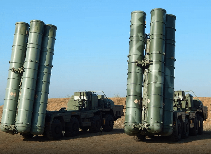 S-500 Prometheus TEL do Tập đoàn Almaz-Antey phát triển nhằm thay thế S-400 Triumf hiện đại, thể hiện một bước tiến lớn trong khả năng phòng thủ tên lửa và không quân của Nga.