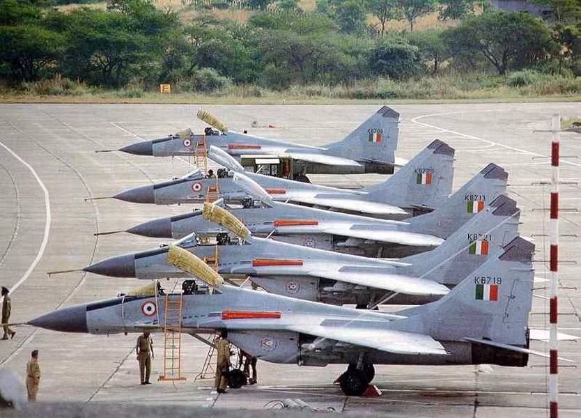 Việc sửa đổi MiG-29 sẽ bao gồm thiết kế giá treo bom phù hợp để tích hợp vào các điểm cứng dưới cánh hoặc thân máy bay, cũng như phát triển gói phần mềm điện tử hàng không và nhiều thiết bị liên quan khác.