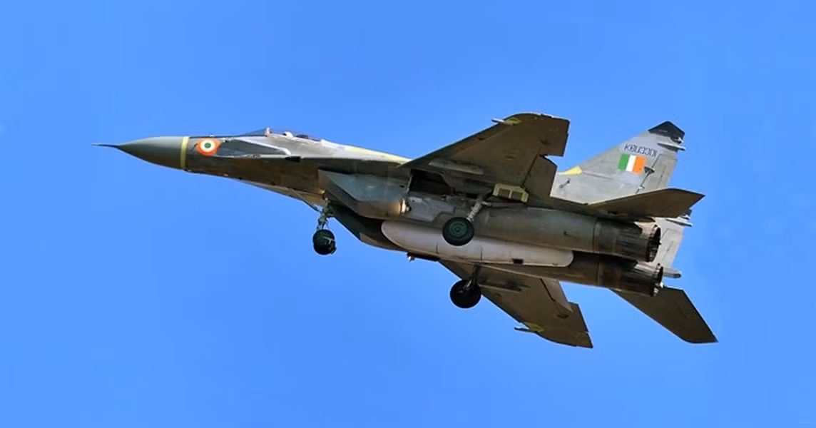 Điểm mấu chốt đối với chương trình nằm ở việc nâng cấp động cơ cho toàn bộ phi đội MiG-29. Dự kiến "trái tim" mới sẽ được sản xuất bởi Tập đoàn HAL, đây là phiên bản cải tiến dựa trên động cơ RD-33MK được lắp ráp theo giấy phép của Nga.