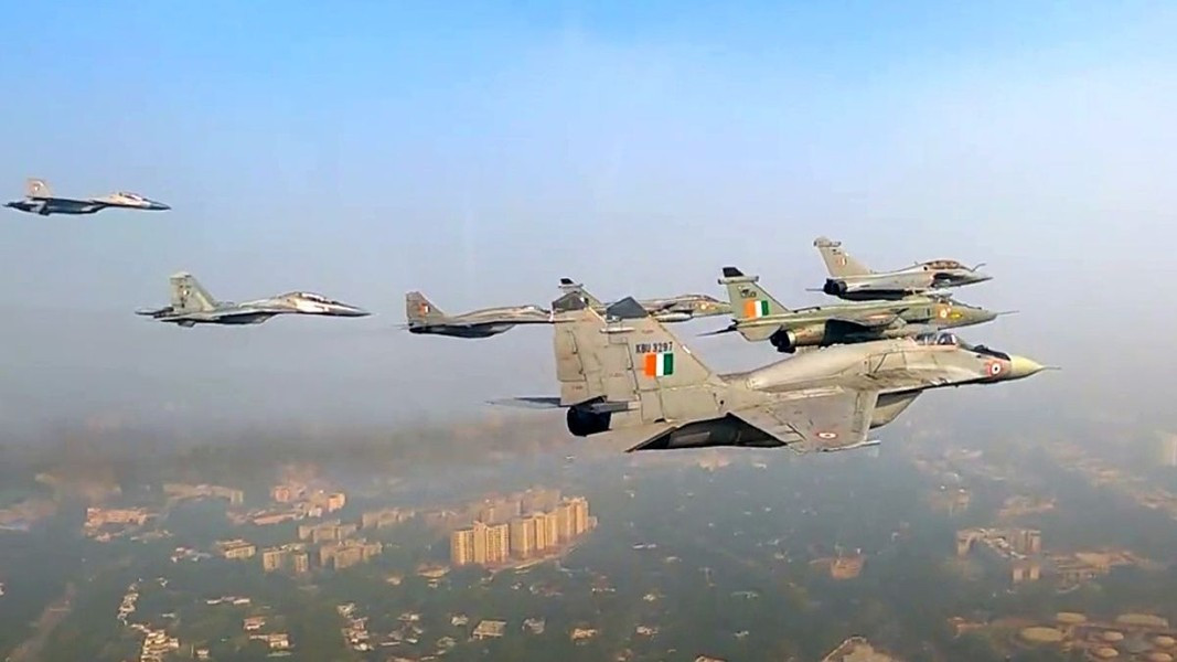 "Do MiG-29 không còn được sản xuất nên Nga đã lên kế hoạch sử dụng những khung thân máy bay từ thời Liên Xô hiện đang nằm trong kho dự trữ và nâng cấp chúng lên tiêu chuẩn MiG-29UPG theo yêu cầu từ IAF".