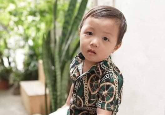 Be trai hon 2 tuoi mat tich bi an o cong vien khi ra choi cung bo