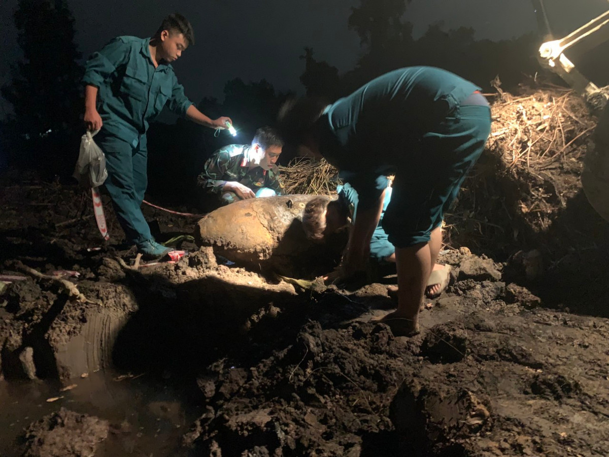 TP HCM phat hien qua bom nang 350kg trong luc san lap nen-Hinh-2