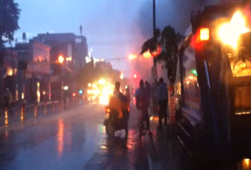 Hình ảnh dây điện cháy nổ dữ dội trên đường Phan Văn Trị, TP HCM.