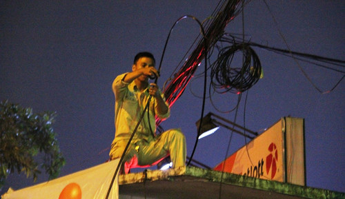 Nhân viên điện lực, viễn thông trắng đêm xử lý sự cố.