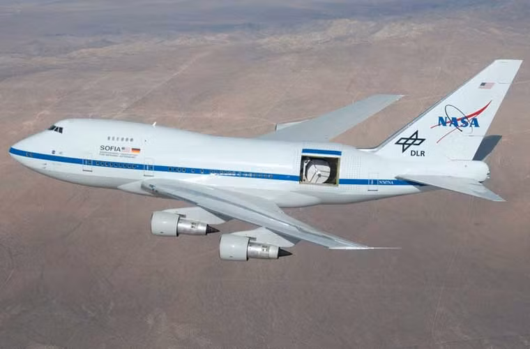 Dường như Boeing 747 rất được ưa chuộng cho các dự án thử nghiệm, phát triển đặc biệt. Trong ảnh, chiếc Boeing 747 được trang bị kính viễn vọng bức xạ hồng ngoại đường kính 2,5m ở phần gần đuôi máy bay phục vụ nghiên cứu thiên văn học trên độ cao 12.496m.