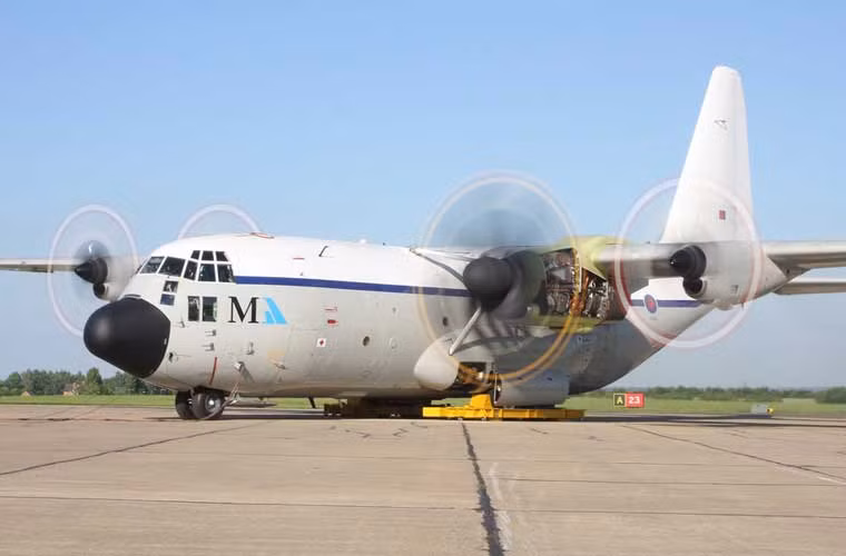 Trong quá trình phát triển máy bay vận tải chiến lược A400M, công ty Airbus đã “nhờ vả” máy bay C-130K của Không quân Hoàng gia Anh thử nghiệm động cơ TP400.